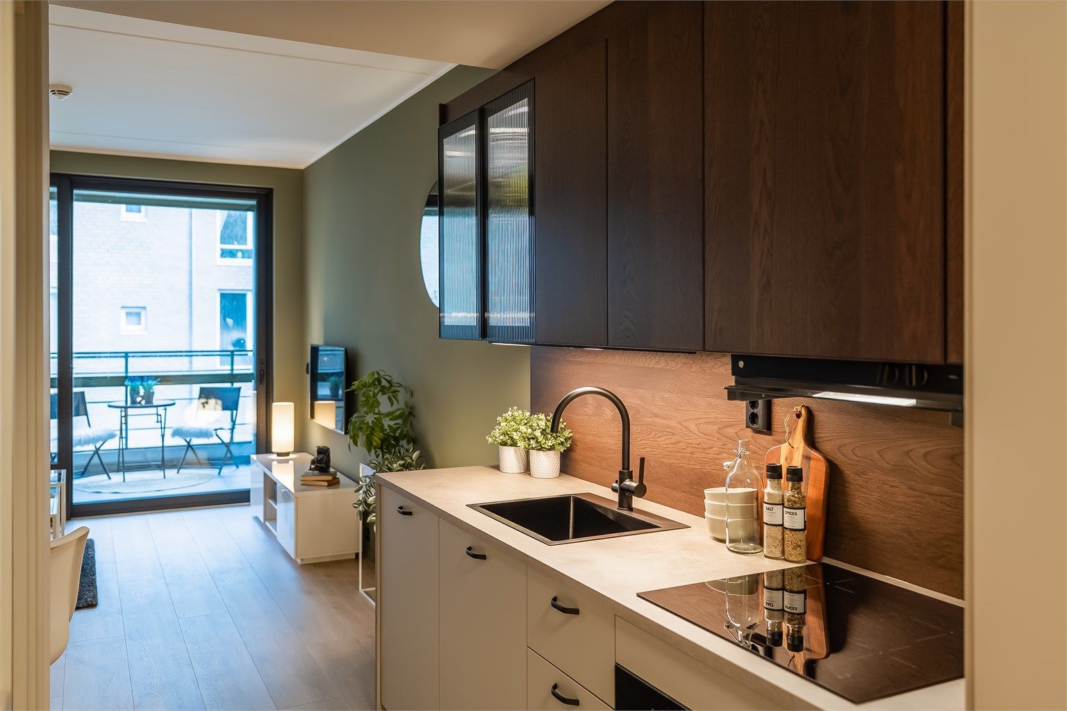 Lekkert kontrastfylt Ikea-kjøkken fra 2025 med dempede skuffer og skapdører