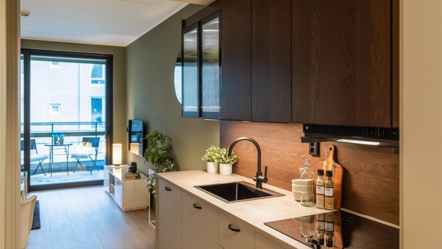 Lekkert kontrastfylt Ikea-kjøkken fra 2025 med dempede skuffer og skapdører