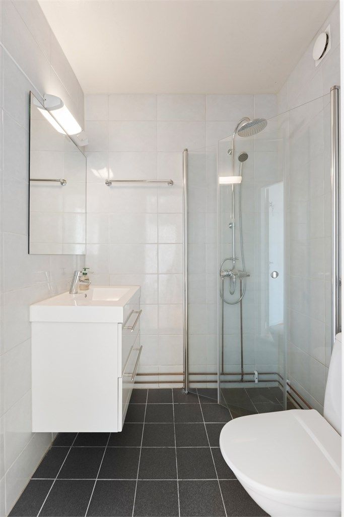 Badet er utstyrt med gulvstående toalett og har naturlig avtrekksventil på vegg.