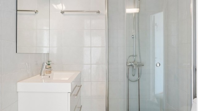 Badet er utstyrt med gulvstående toalett og har naturlig avtrekksventil på vegg.