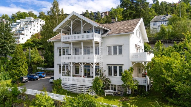 Velkommen til Mosseveien 224 -en tiltalende og oppusset (2022) leilighet i klassisk sveitservilla med tilbaketrukket beliggenhet. Panoramautsikt, veranda og parkering med lader.