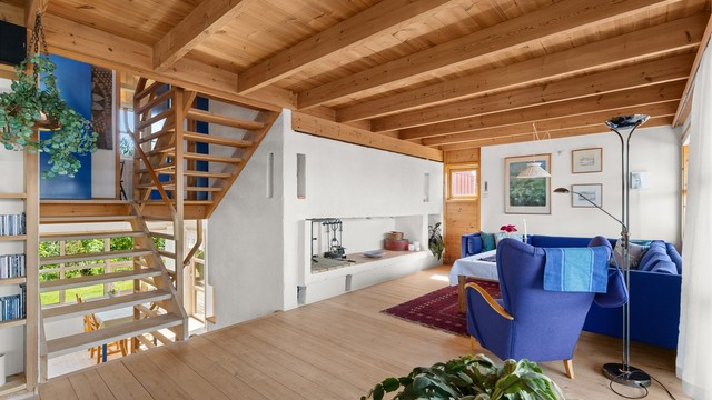 Den åpne trappen i tre binder etasjene sammen og er et sentralt arkitektonisk element.