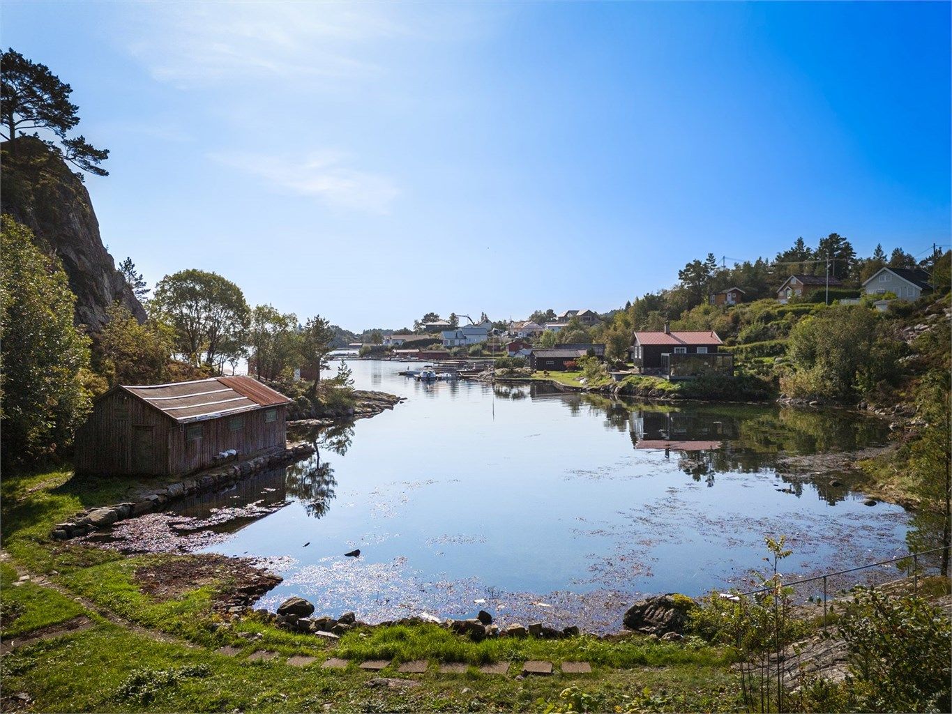 Det er ca. 3.-4. min gange til hytten fra parkeringsplass hvor selger har leid parkeringsplass 