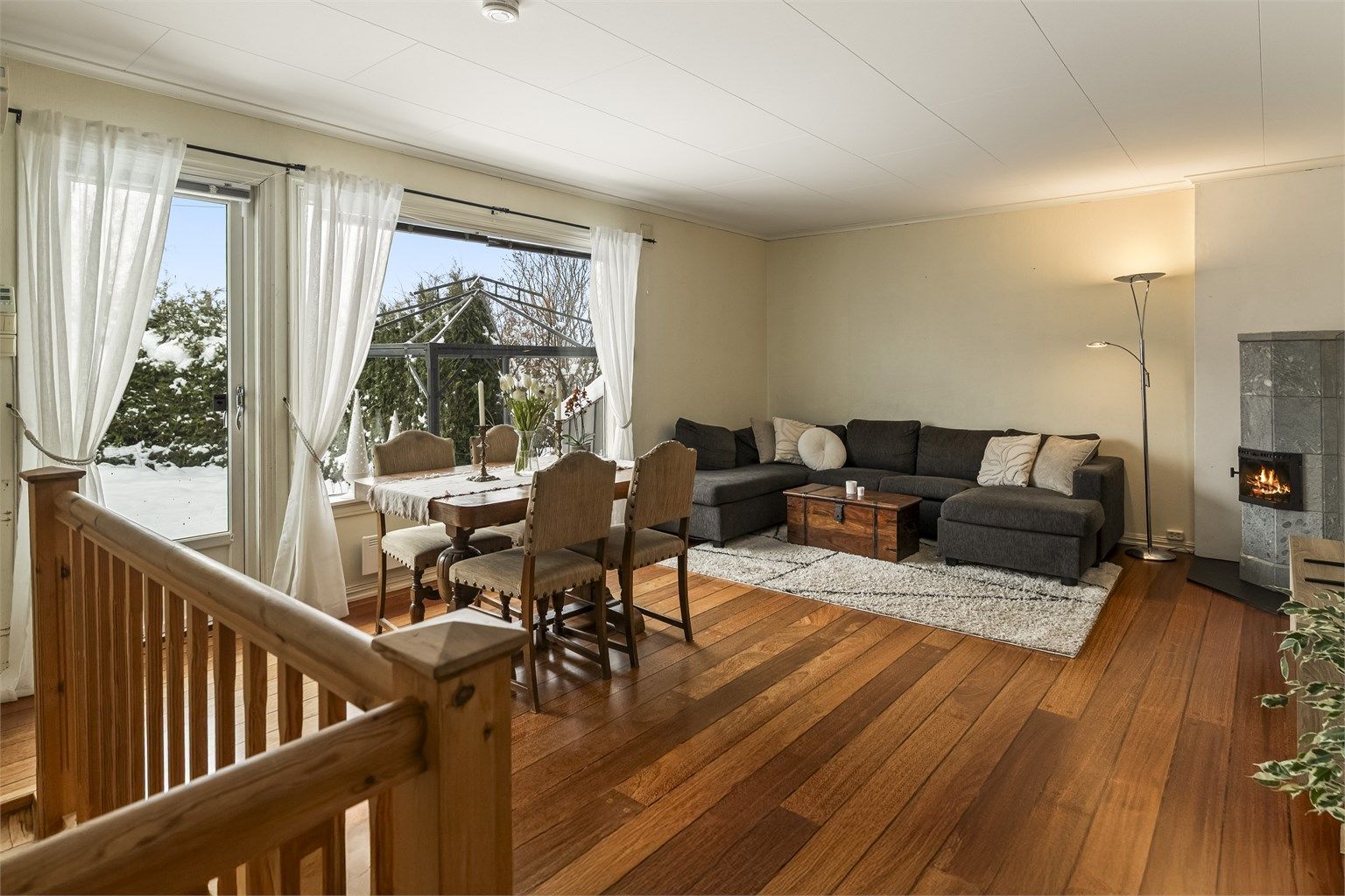 Fra stuen er det utgang til en godt skjermet uteplass 