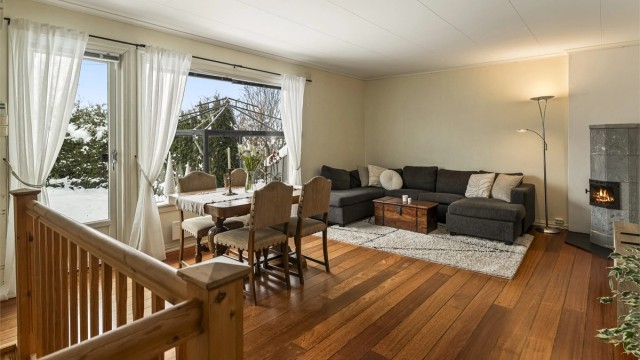 Fra stuen er det utgang til en godt skjermet uteplass