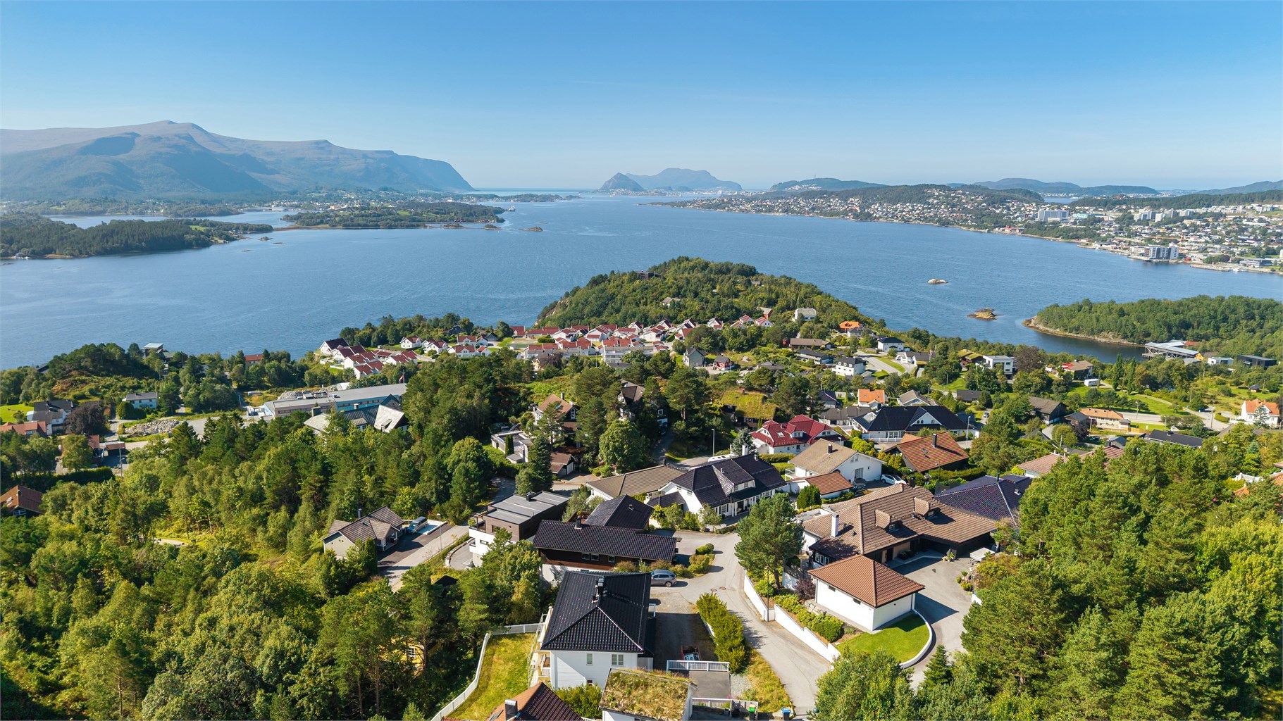 Dronebilde over boligområdet på Skåthaugen tatt fra øst mot vest