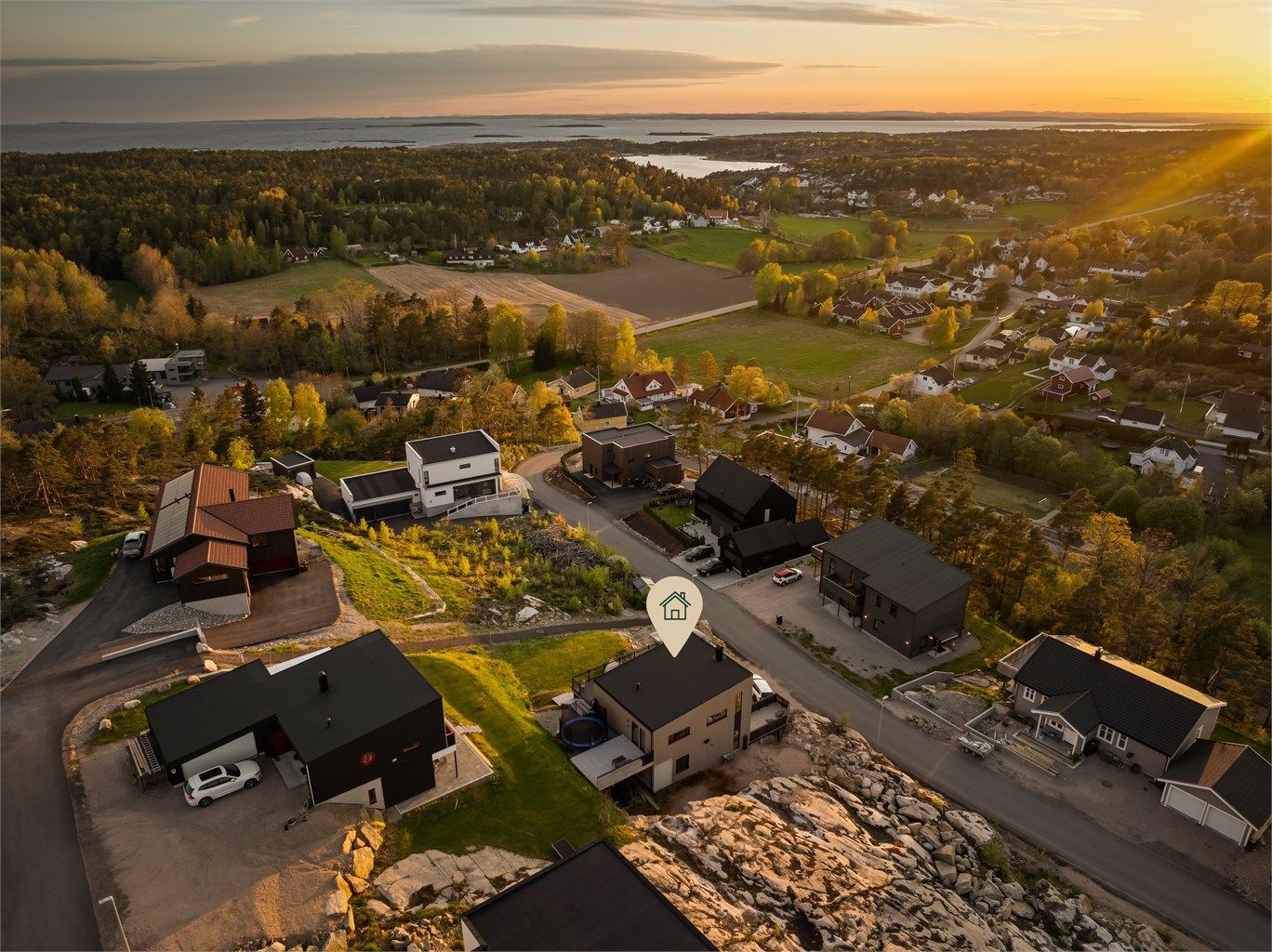 Langgårdslia er et helt nytt boligfelt på Slevik. Her bor du landlig nær sjøen og fine turområder, men likevel bare en kort kjøretur unna byen.