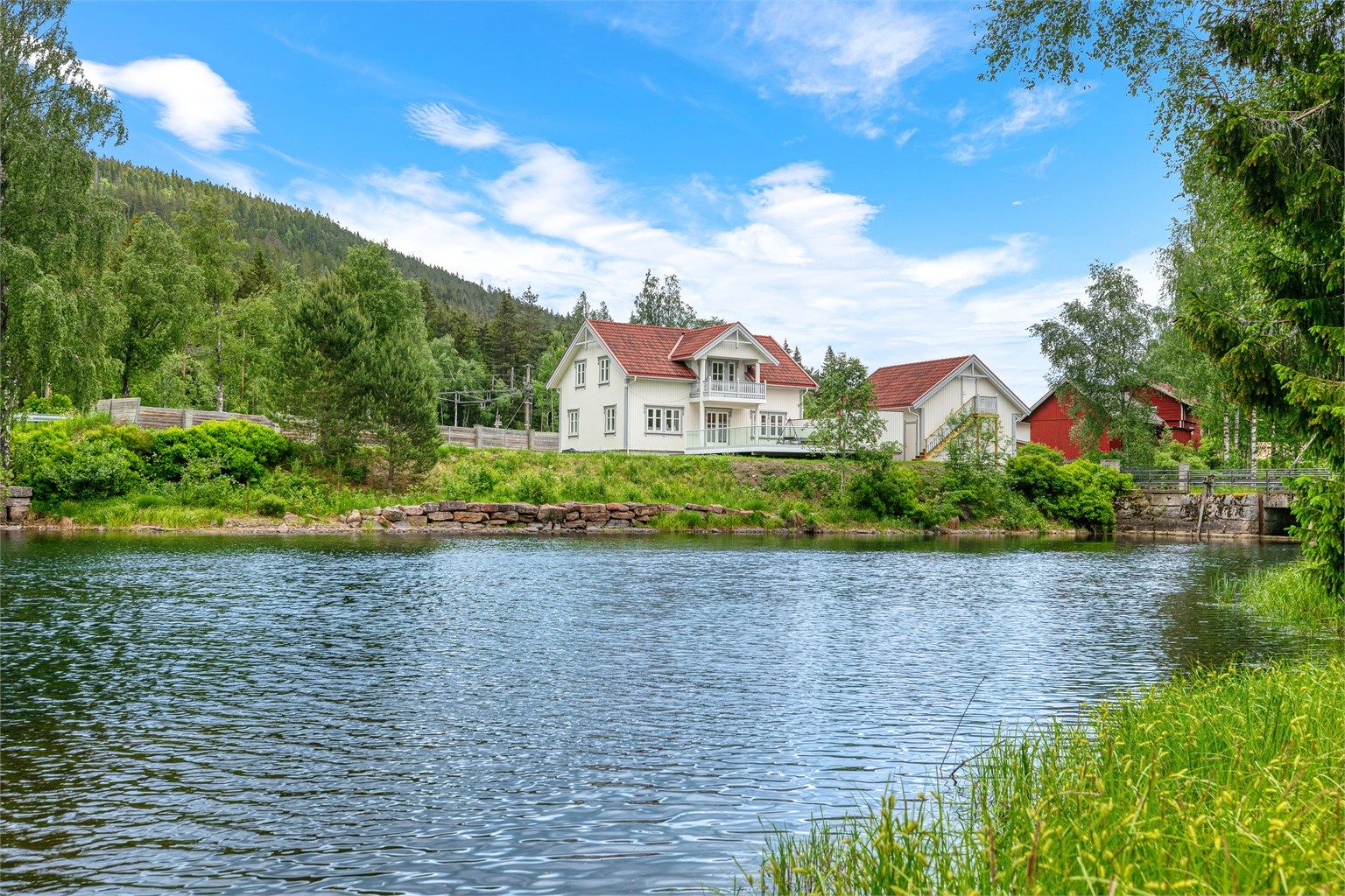 En strøken enebolig fra 2016 med naturskjønn og fredfull beliggenhet rett ved idylliske Harestuvannet.