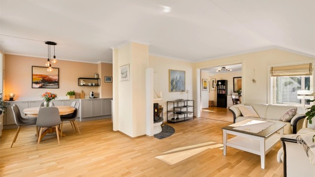 Velkommen til Landstads gate 30 og en meget innholdsrik toppleilighet med fri og flott beliggenhet i byggets 5. etasje. Leiligheten holder en gjennomgående god standard og har en praktisk planløsning med stor spisestue og tilhørende stue.