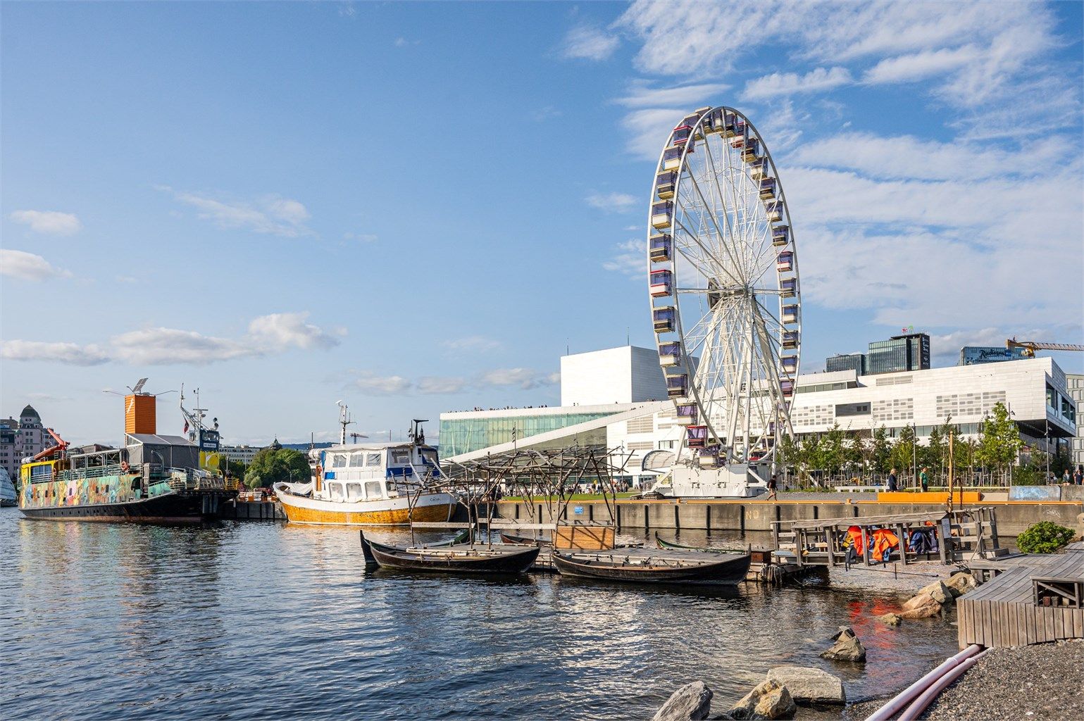 Sørenga og Bjørvika har etablert seg som et attraktivt område med kultur, flott arkitektur, gastronomiske opplevelser, uteserveringer og shopping. Det tar ca 15 minutter å gå til Oslo S fra leiligheten.