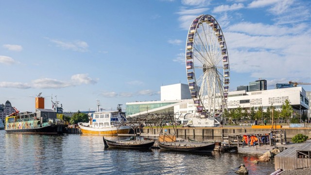 Sørenga og Bjørvika har etablert seg som et attraktivt område med kultur, flott arkitektur, gastronomiske opplevelser, uteserveringer og shopping. Det tar ca 15 minutter å gå til Oslo S fra leiligheten.