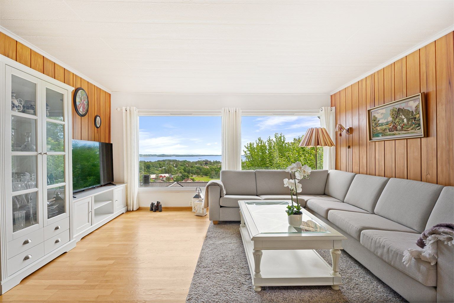 Utsikten følger også ut i stua.