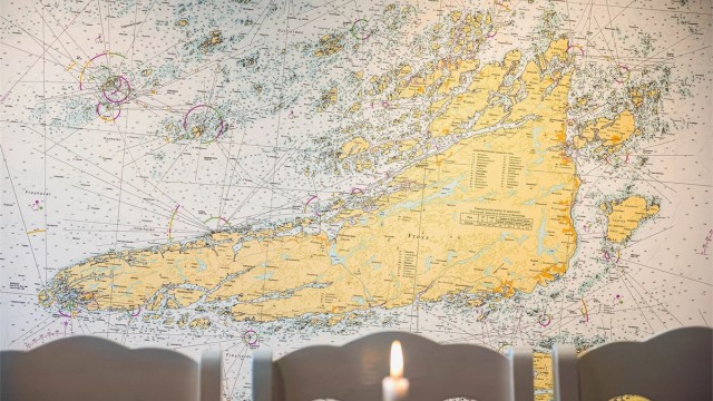 Under frokosten kan man planlegge dagens utflukt med god hjelp av sjøkartet som viser Hitra, Frøya og Fjellværsøya. Øyriket byr på unike muligheter som fiske både i sjø og vann, dykking, turer eller oppdagelsesferd.
