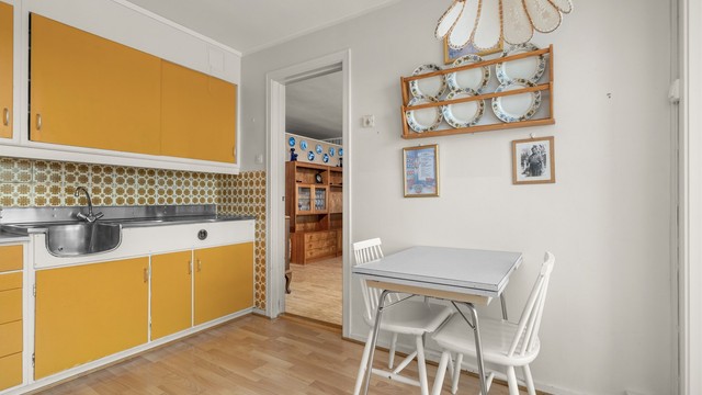 Det er god plass til spiseplass i tilknytning til kjøkkenet – ideelt for hverdagsmåltider.