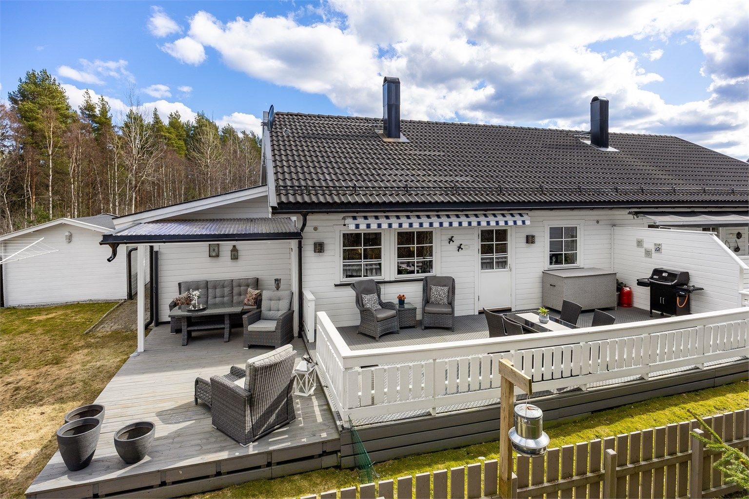 Den store terrassen er bygget i trekonstruksjoner og har en ny markise montert i 2025.