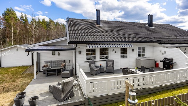 Den store terrassen er bygget i trekonstruksjoner og har en ny markise montert i 2025.