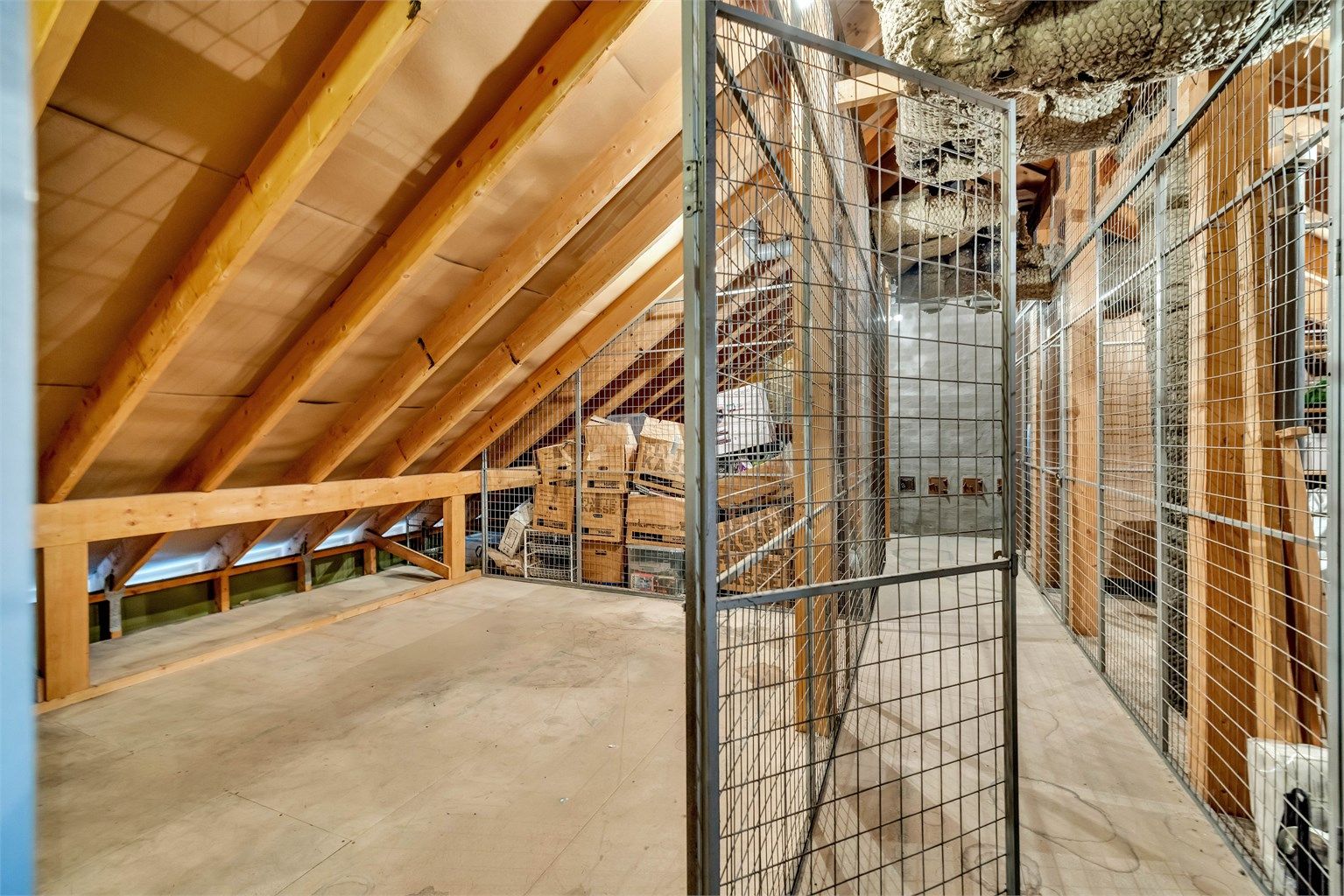 Boligen disponerer en stor bod på loftet. Loftsboden har et totalt gulvareal (GUA) på 17 m2, men grunnet skråtak/lav takhøyde er kun 9 m2 av arealet måleverdig som bruksareal.
