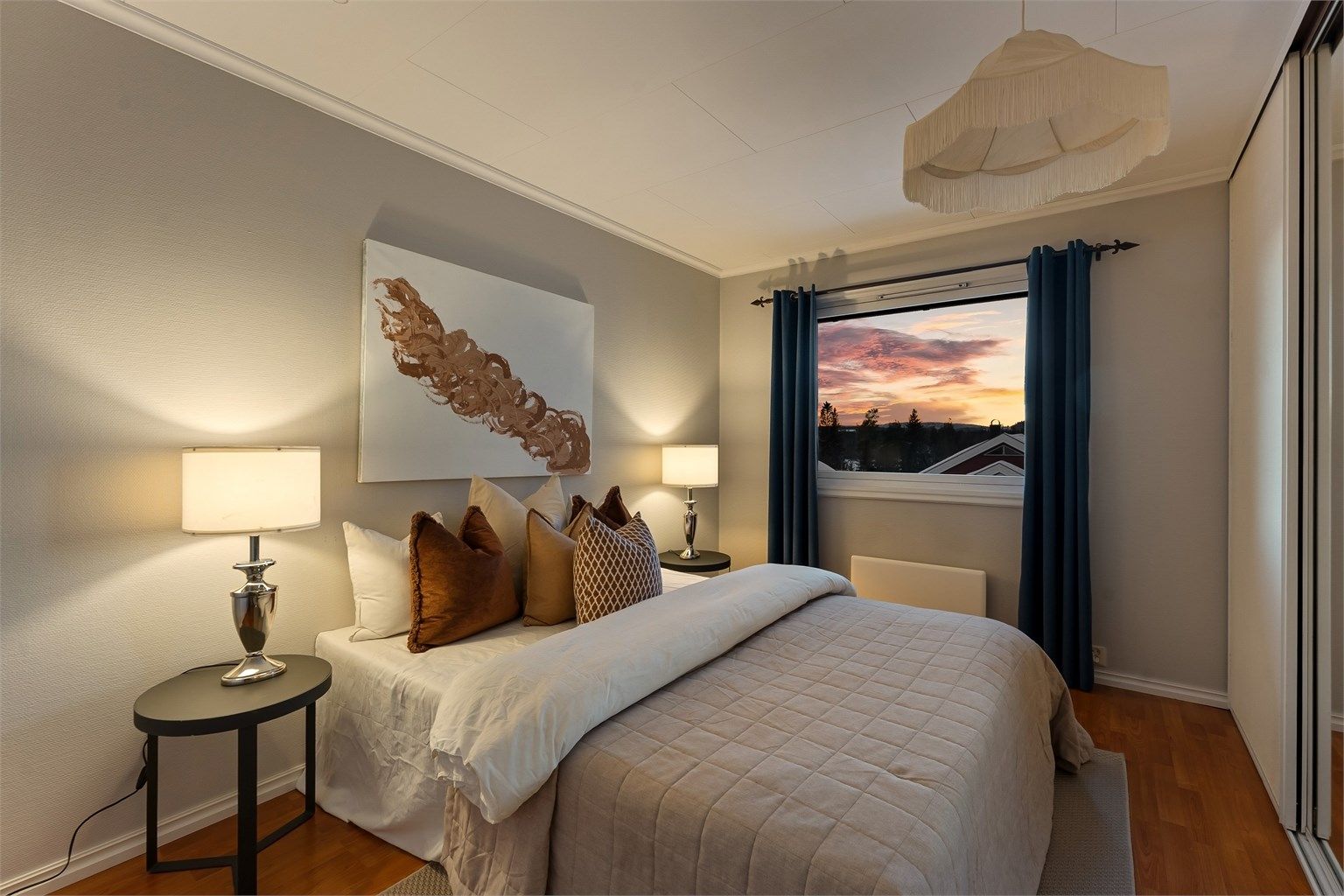 Soverommet i første etasje har laminatgulv og god plass til dobbeltseng.