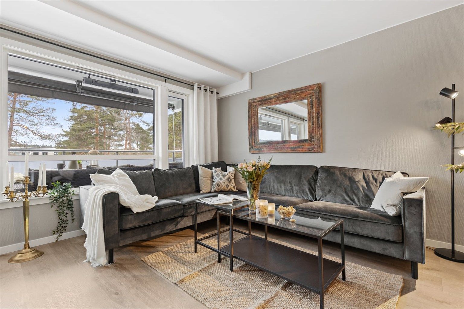 Stuen har god plass til både sittegruppe og spisebord, med direkte utgang til balkongen.