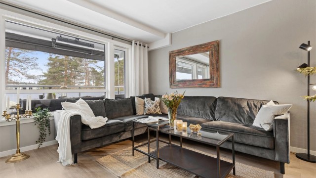 Stuen har god plass til både sittegruppe og spisebord, med direkte utgang til balkongen.