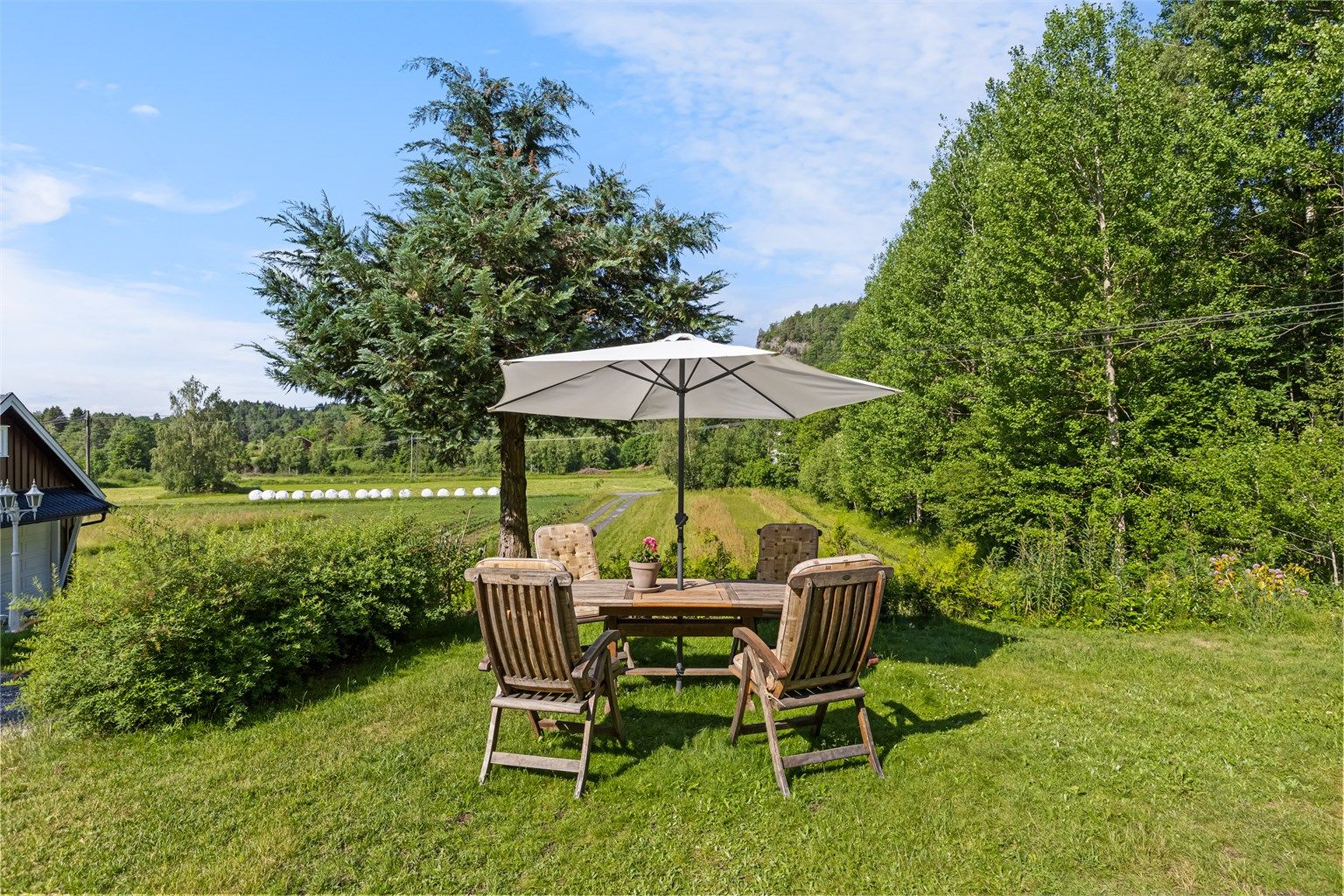 Nydelig og fredelige uteområder med lite innsyn. Jordene foran som går ut til veien tilhører denne eiendommen.