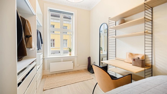 Svært god oppbevaring i stort og fastmontert garderobeskap.