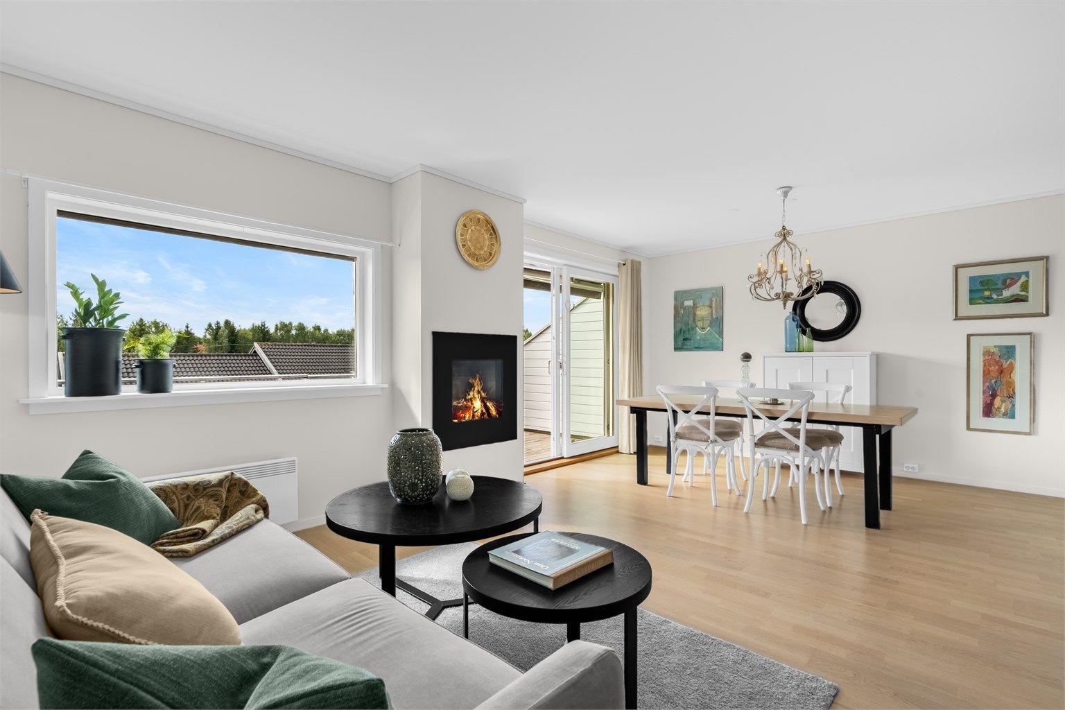 Stue - lys og innbydende stue med praktisk utforming som gjør det enkelt å møblere både med spisebord og en hyggelig sofakrok