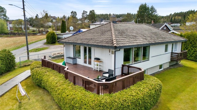 Eiendomsmegler Krogsveen v/Idriss Eliassy ønsker velkommen til Tomtersvingen 3