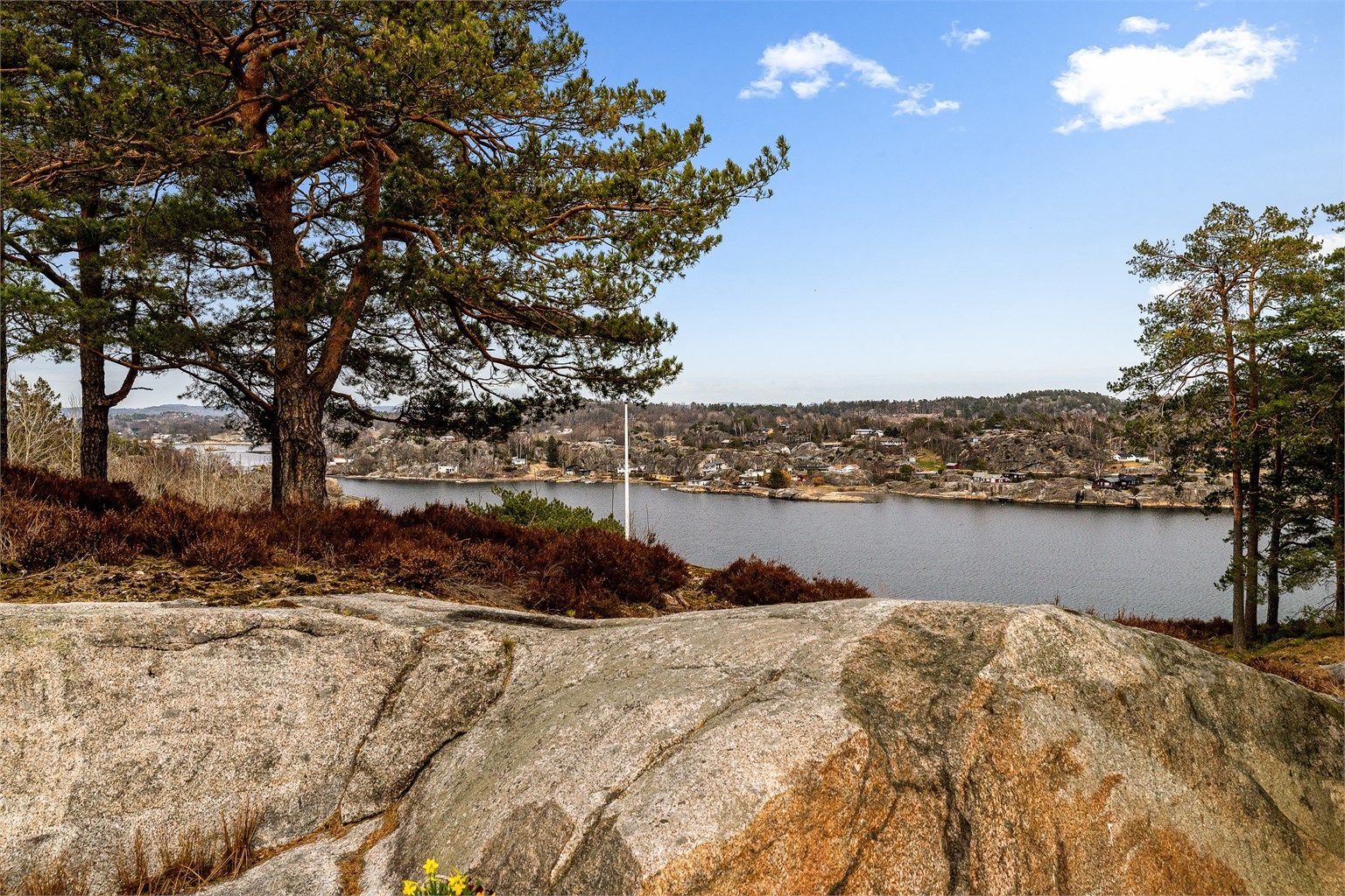 Nydelig utsikt til velkjente Mefjorden. Området byr på flotte tur- og rekreasjonsmuligheter i umiddelbar nærhet.