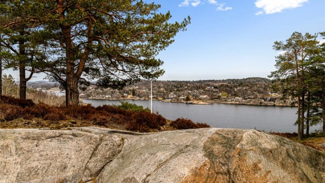Nydelig utsikt til velkjente Mefjorden. Området byr på flotte tur- og rekreasjonsmuligheter i umiddelbar nærhet.