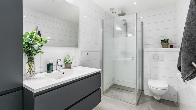 De som benytter soverommene på bakkeplan nyter godt av nærhet til eget bad.