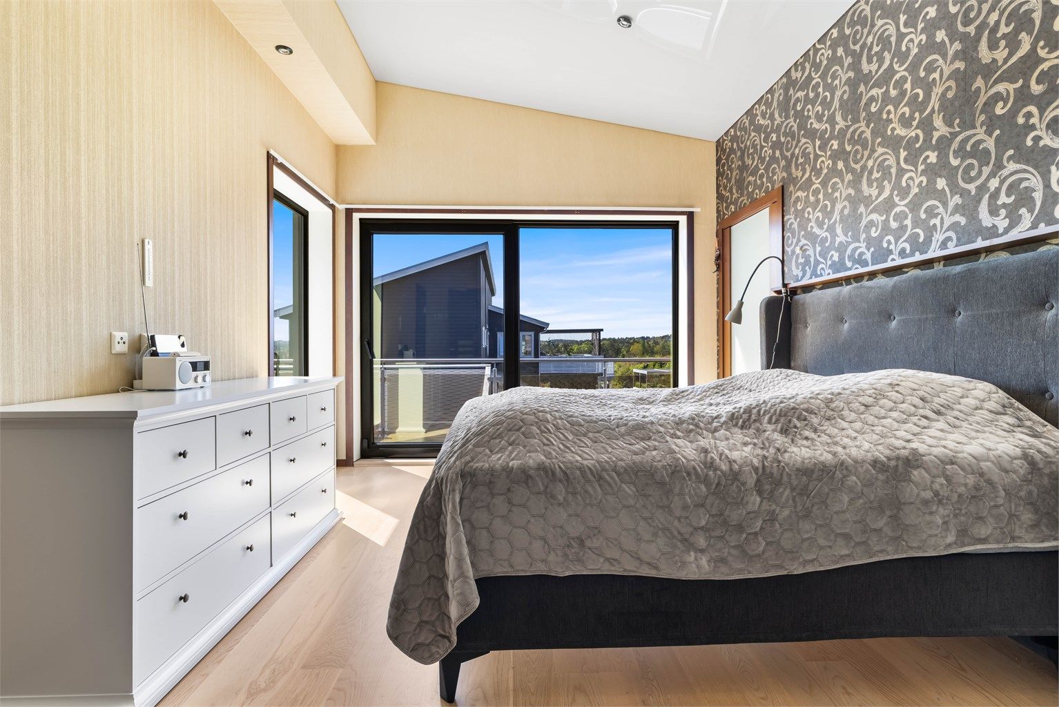 Hovedsoverom med walk in closet, baderom og utgang til stor balkong. 
