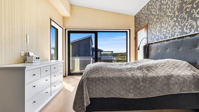 Hovedsoverom med walk in closet, baderom og utgang til stor balkong.