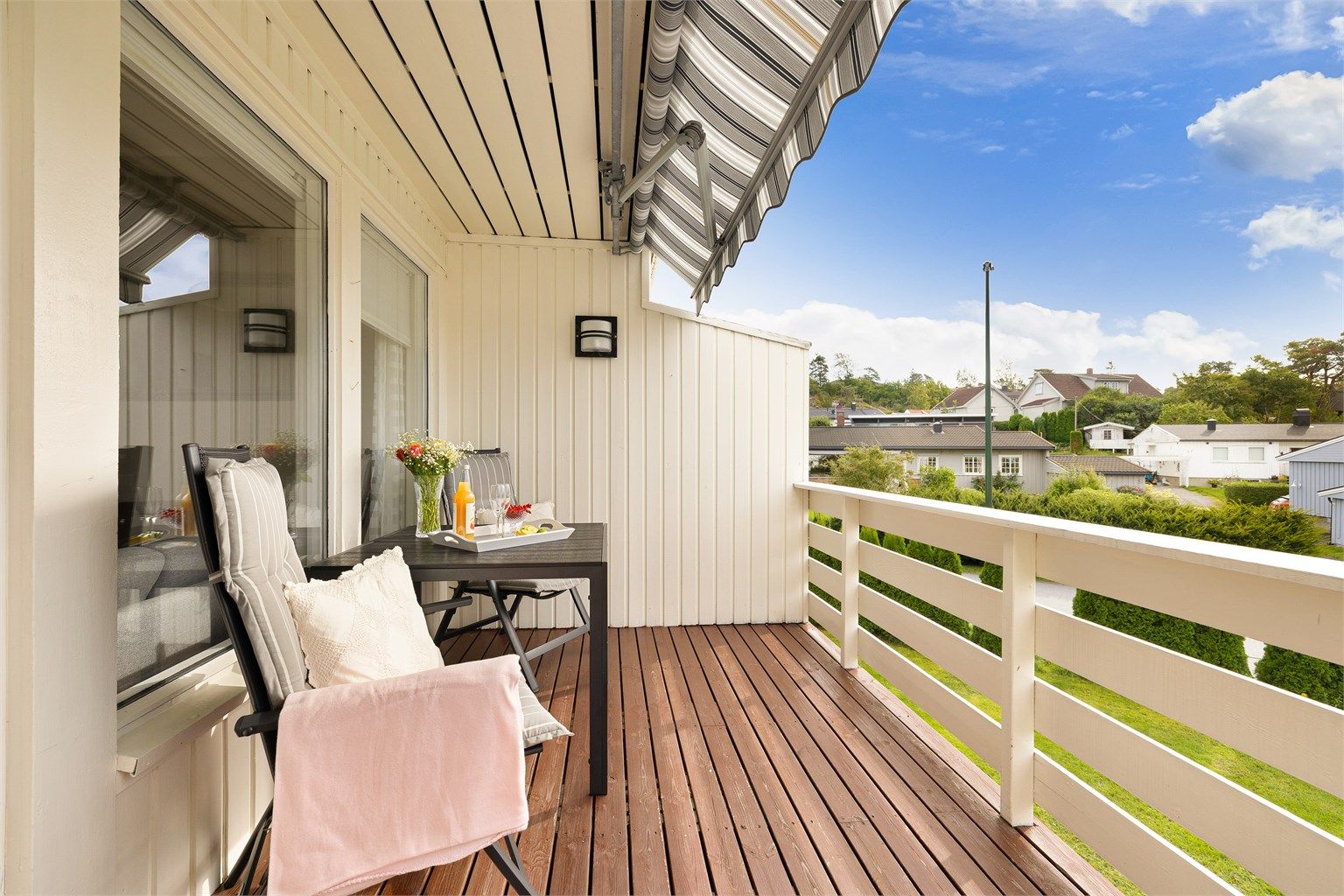 Balkongens heldekkende markise skjermer ikke bare for solen, på lyse sommerkvelder fungerer den også ypperlig som lunende tak.