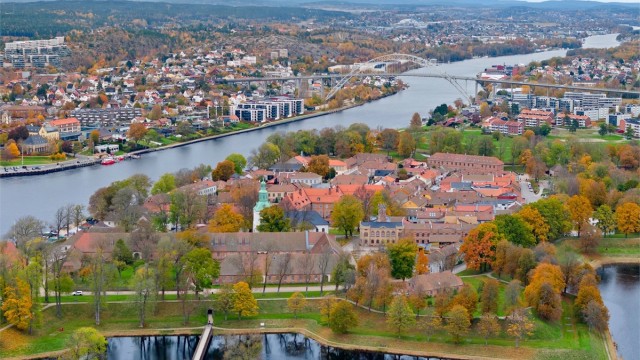 Fra Heibergs gate er det kort gangavstand til gratis ferge som raskt og enkelt tar deg fra Gamlebyen til by-siden.