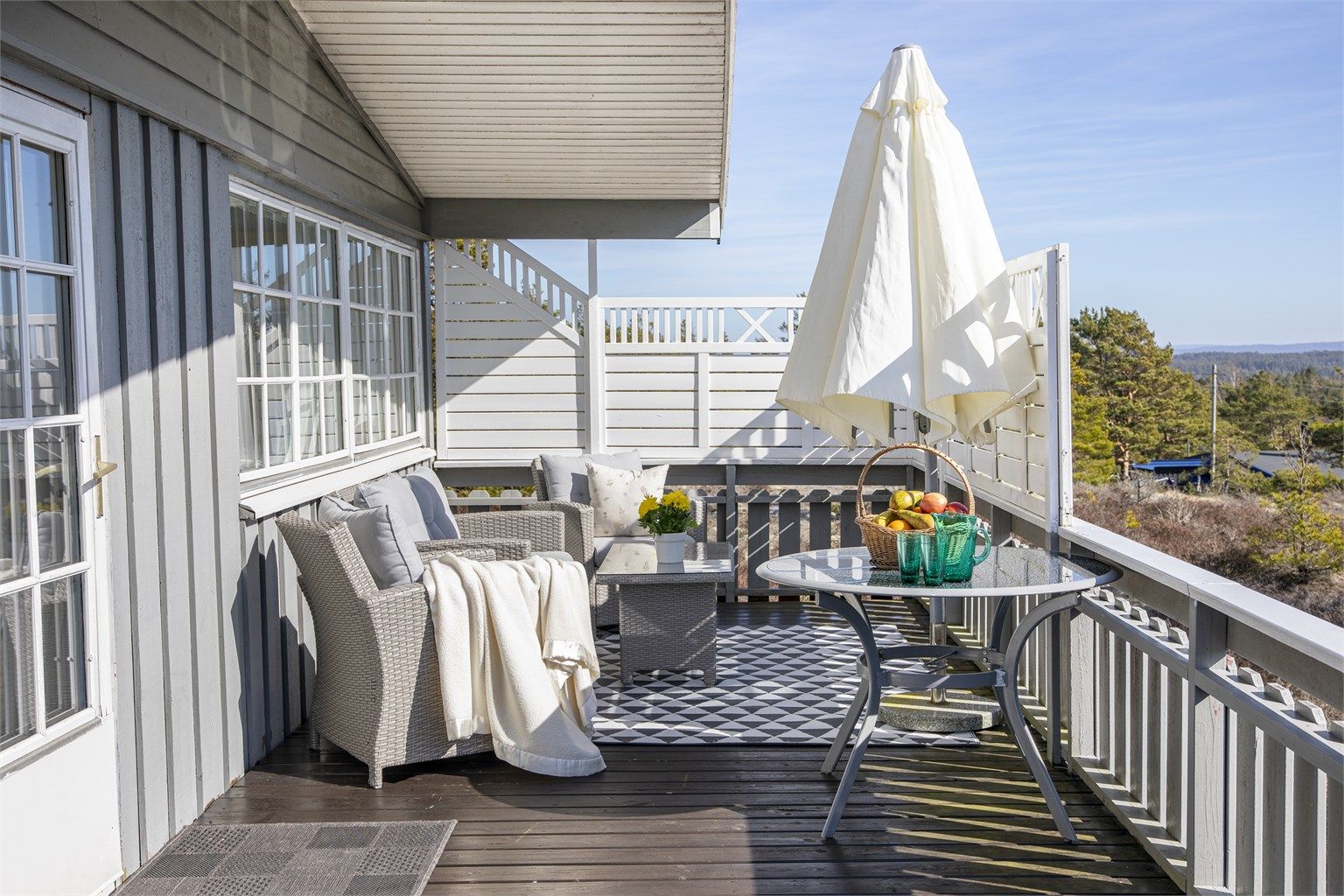 Terrenget på toppen av Reffsfjellet er av det høyere i vid omkrets og byr på meget gode utsiktsforhold.