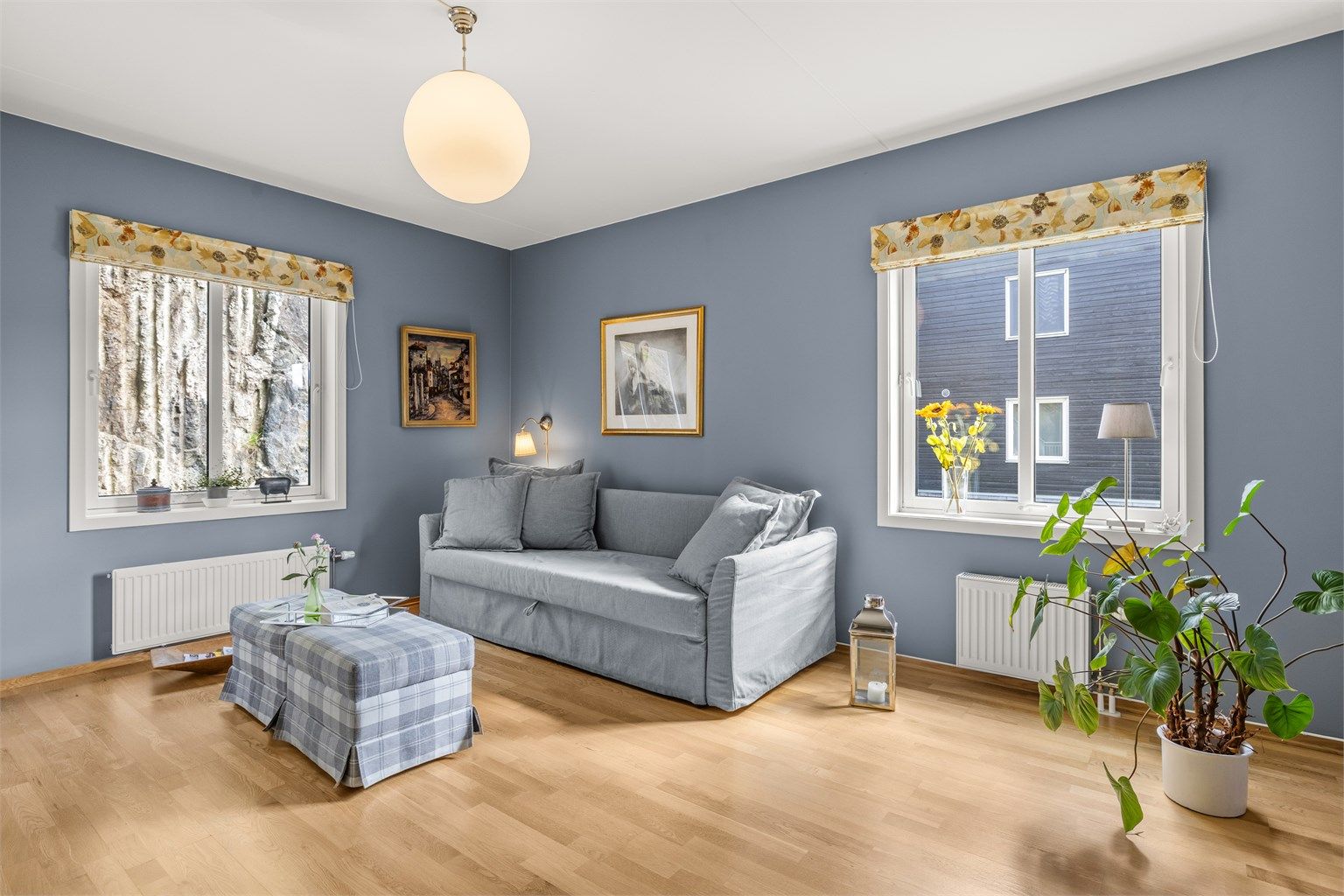 Soverom 2 av 3. Soverommet opprinnelig var to soverom, så dersom man har behov for fire soverom kan man med relativt enkle grep dele av rommet slik at man får totalt fire soverom.(Se alternativ planskisse). 