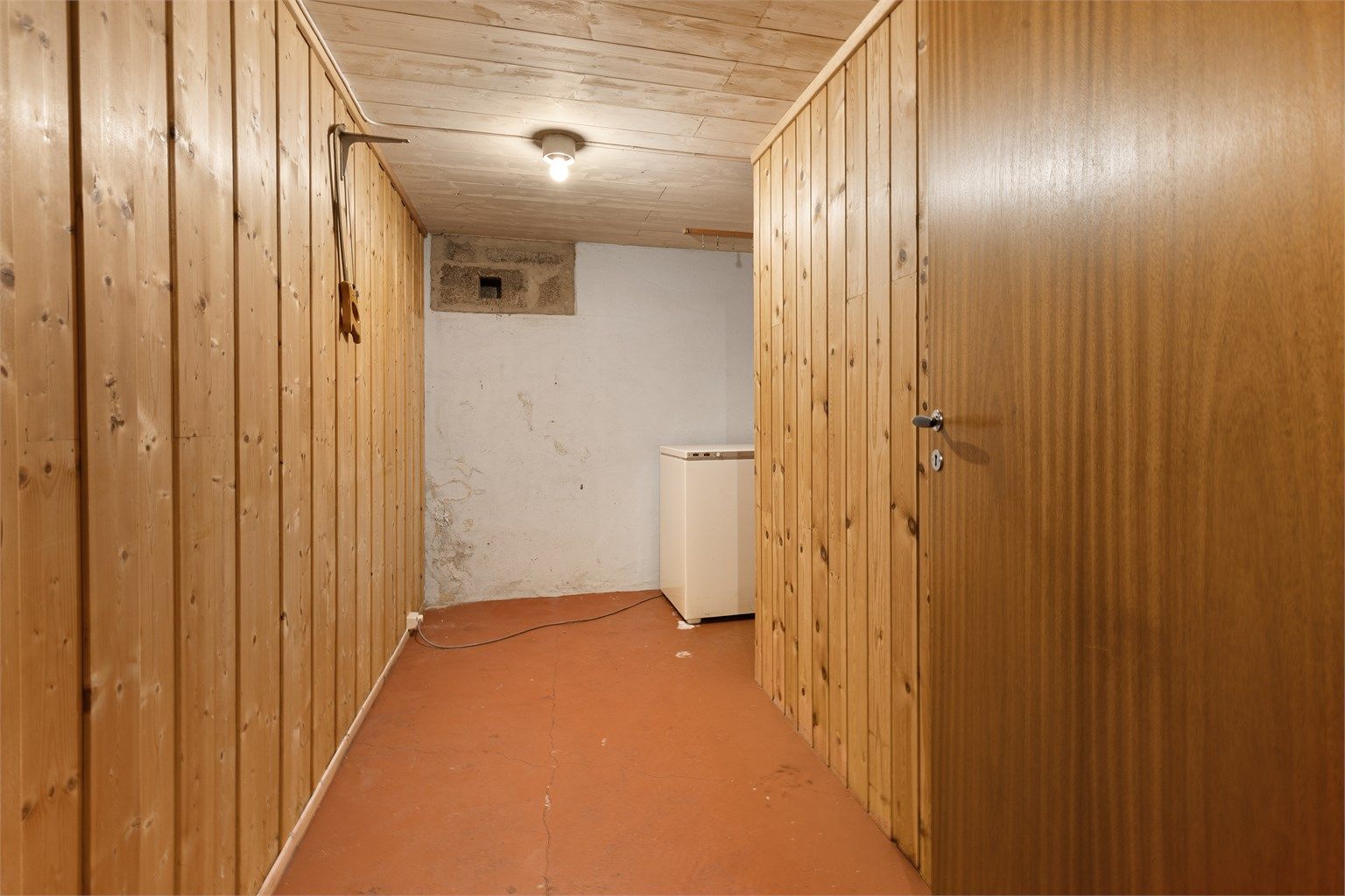 En av flere romslige boder i kjelleretasjen.