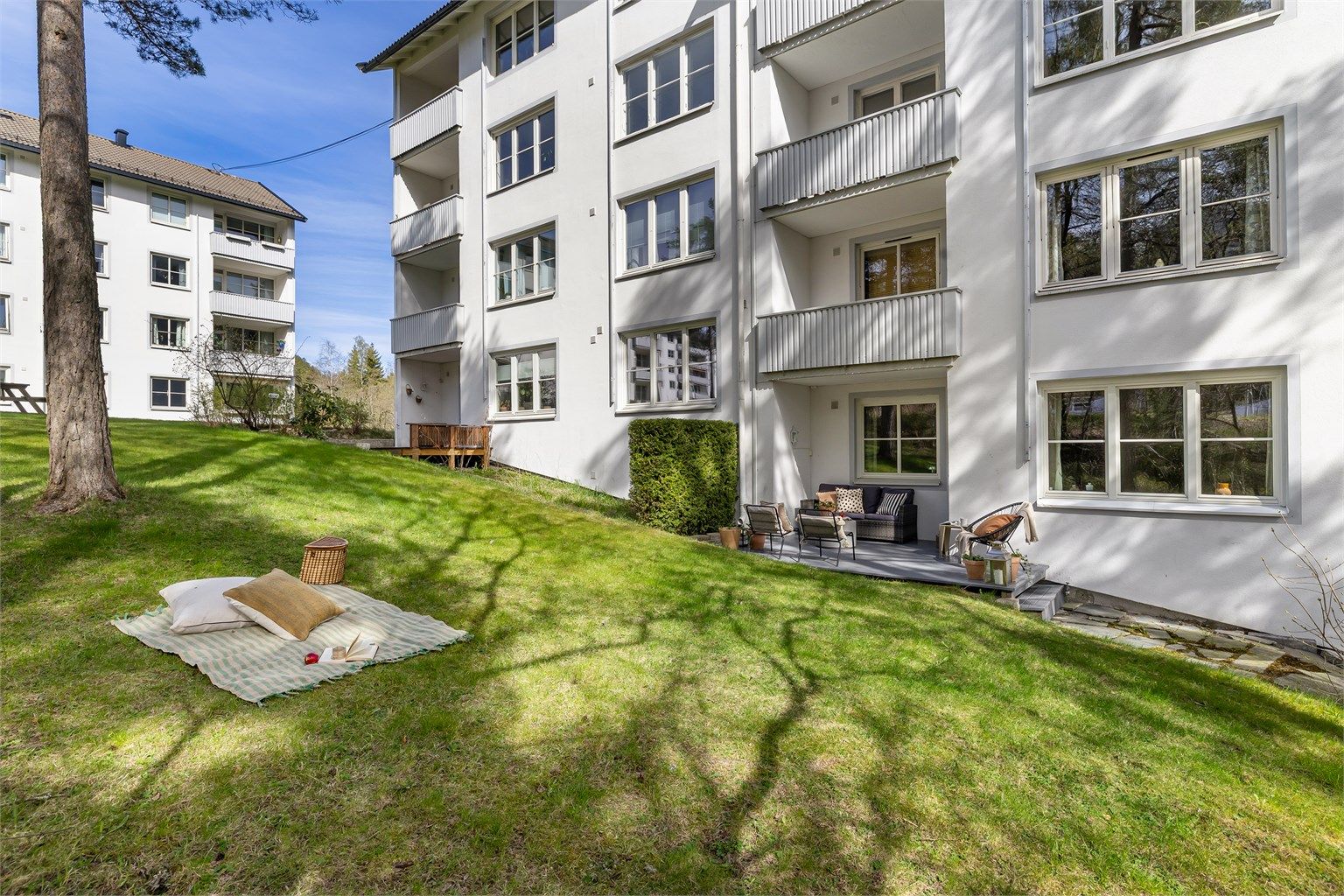 Fra stuen er det videre adkomst til romslig terrasse hele 12 kvm!