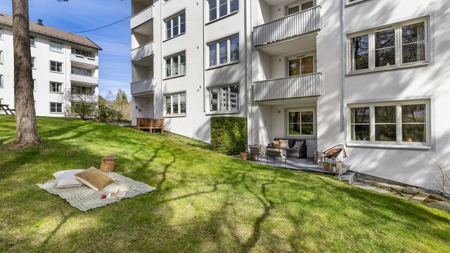 Fra stuen er det videre adkomst til romslig terrasse hele 12 kvm!
