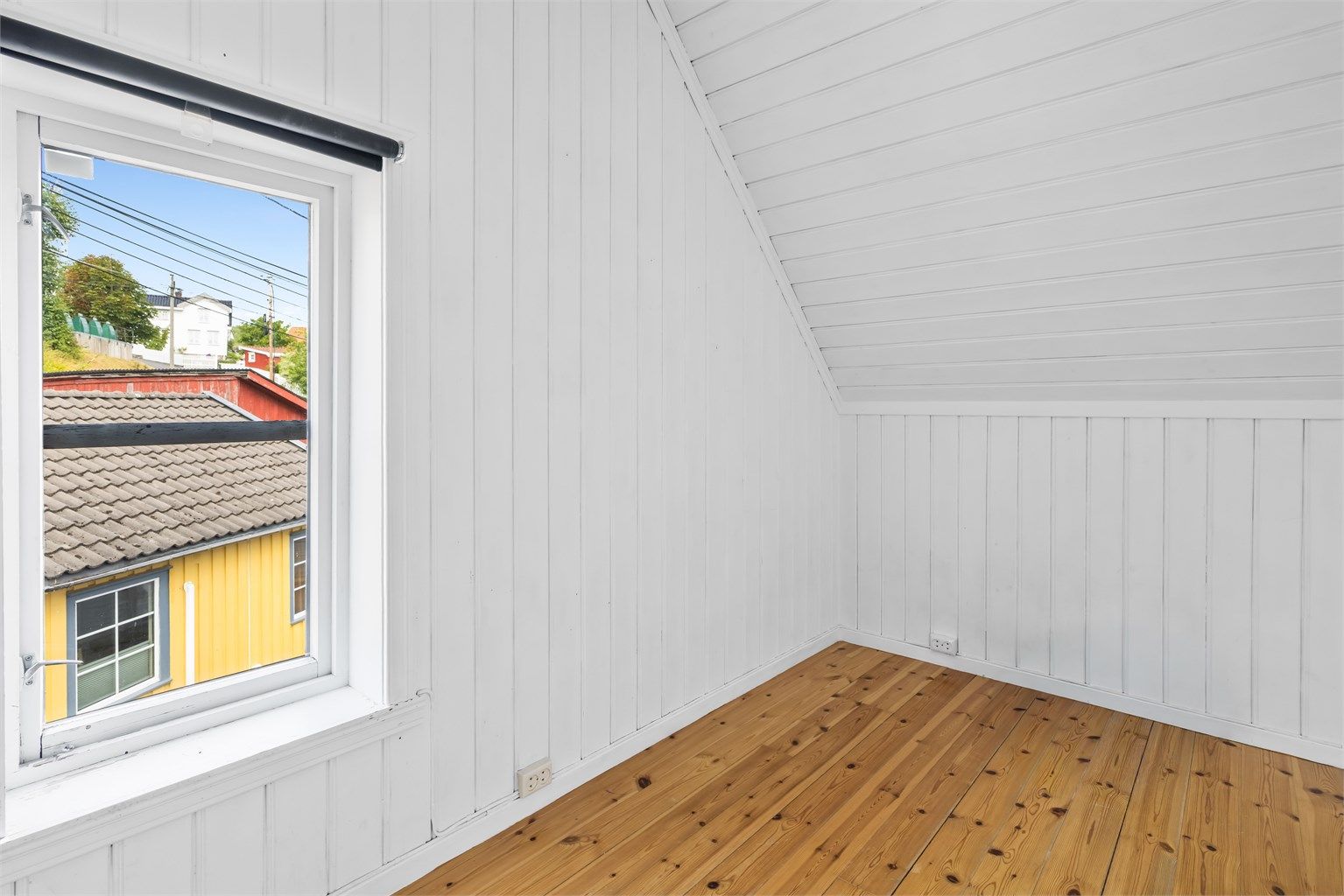 Rommet har panel på vegger og tak, og et vindu som gir godt dagslys, samt rømningsvei til veranda.