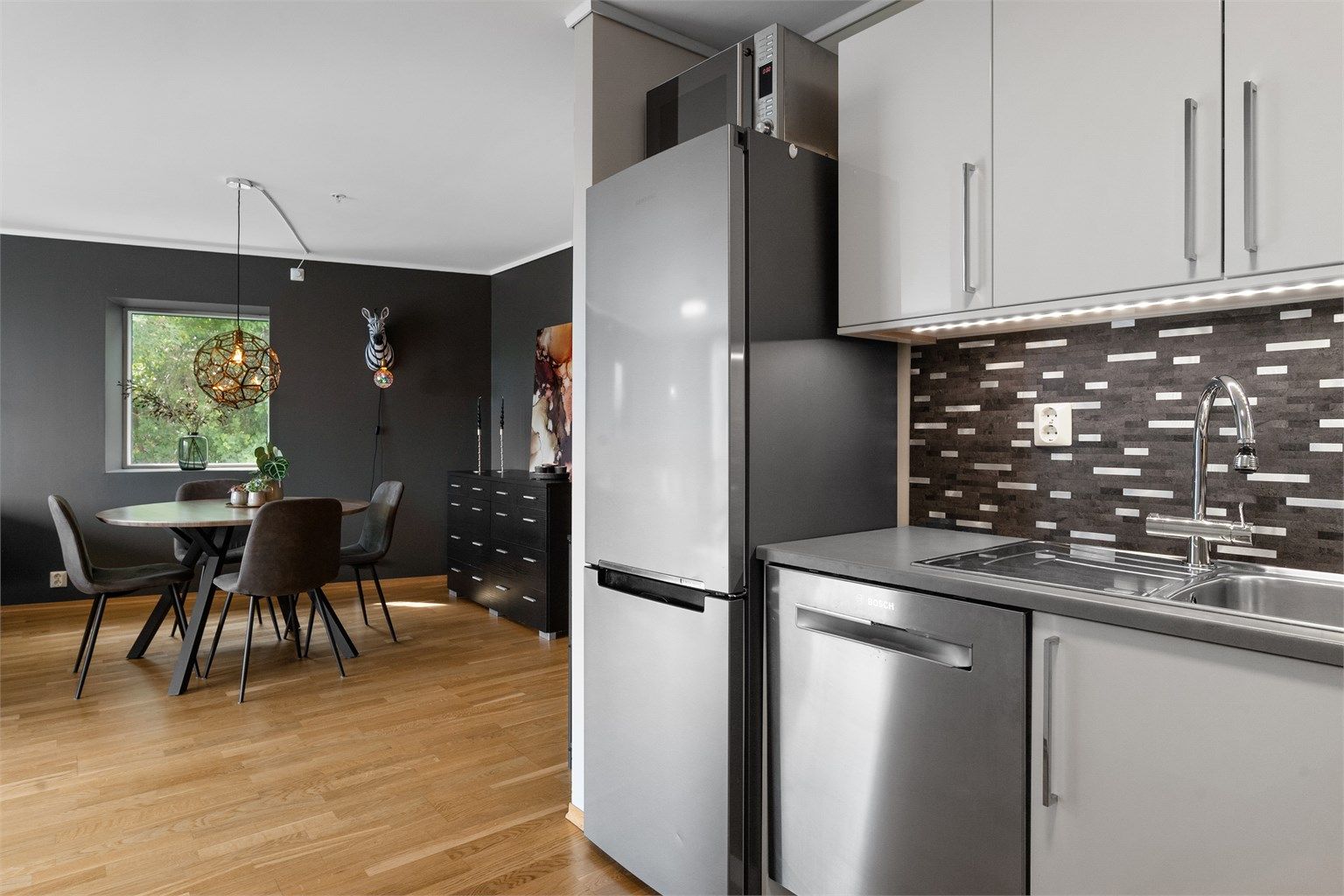 - Spiseplassen kan praktisk plasseres like ved kjøkkenet -