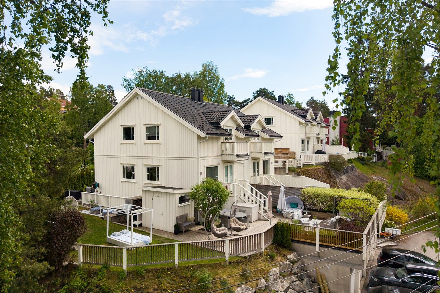 Boligen har en fantastisk hage med mange uteplasser!