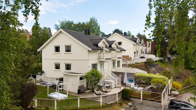 Boligen har en fantastisk hage med mange uteplasser!