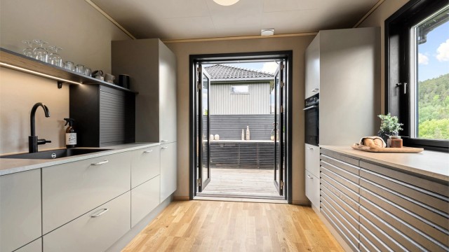 Kjøkkenet er betydelig oppgradert og har direkte utgang til en stor, vestvendt terrasse.