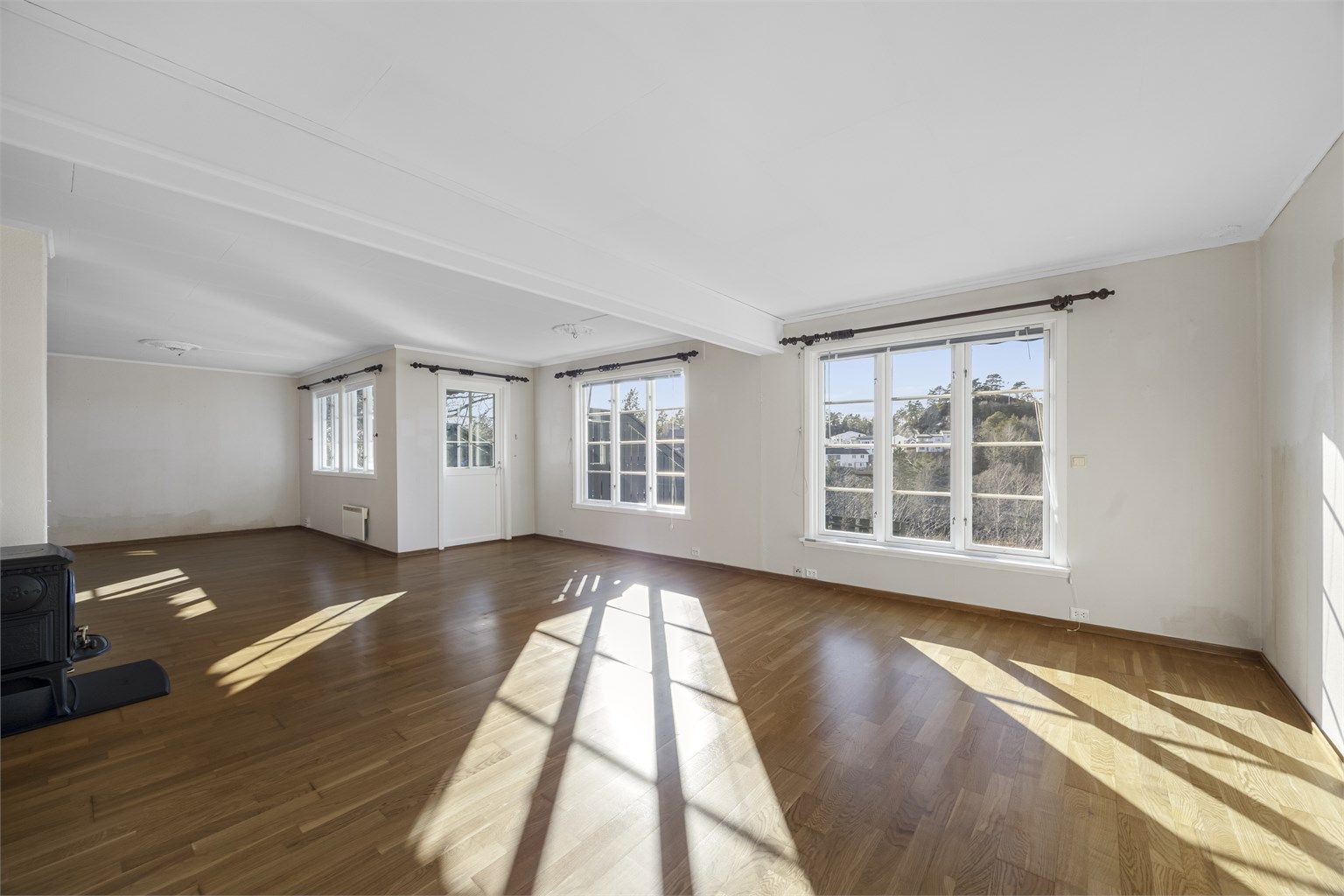 Åpen og lys stue med utgang til verandaen.