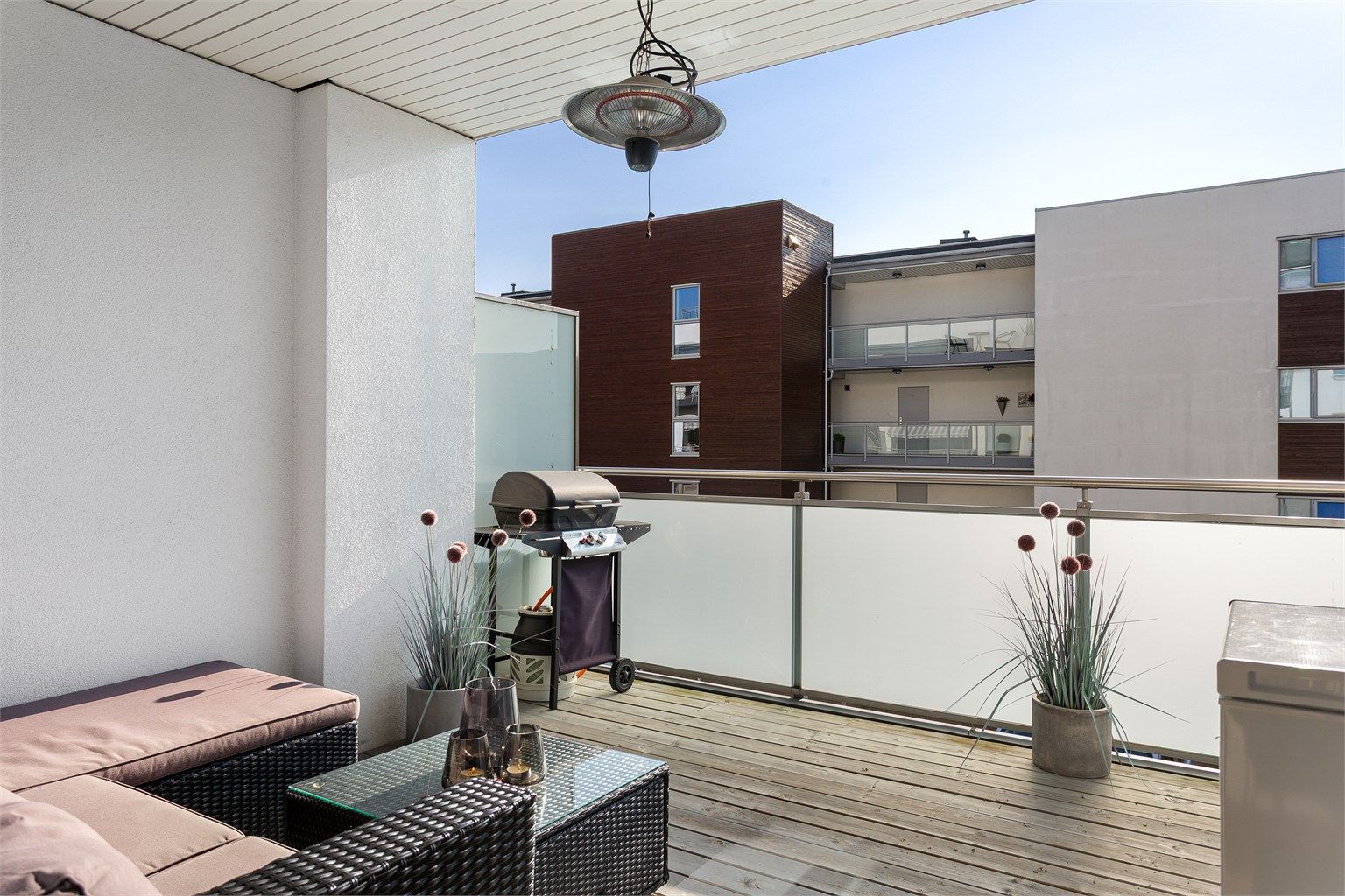 Fin uteplass på overbygd terrasse på 12 kvm