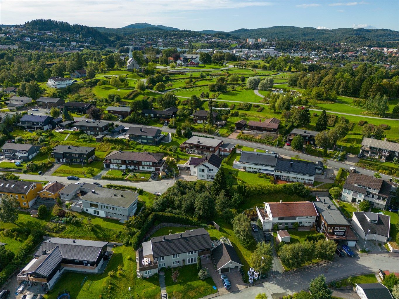 Her har du muligheten til å oppfylle din boligdrøm i et populært, ettertraktet og barnevennlig boligområde.