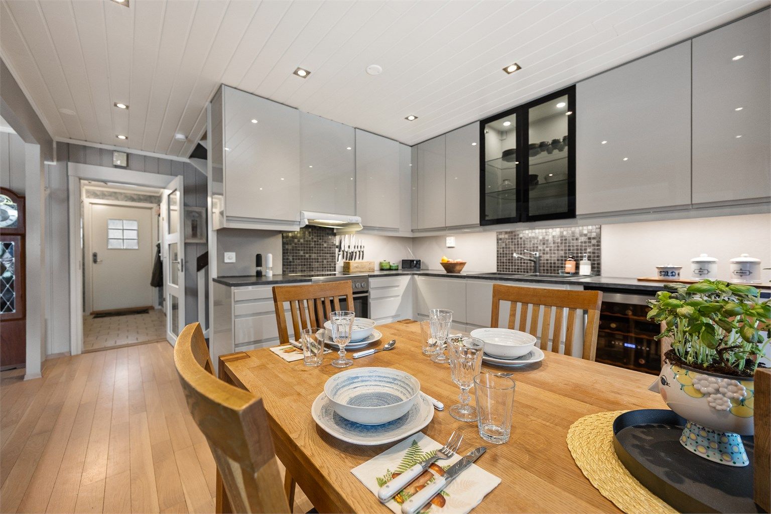 Kjøkkenet er praktisk utformet med ventilator tilkoblet avtrekk.