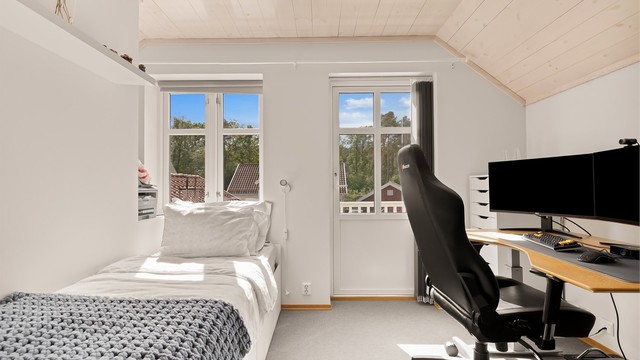 Fra dette soverommet har du utgang til en liten veranda med kveldssol.